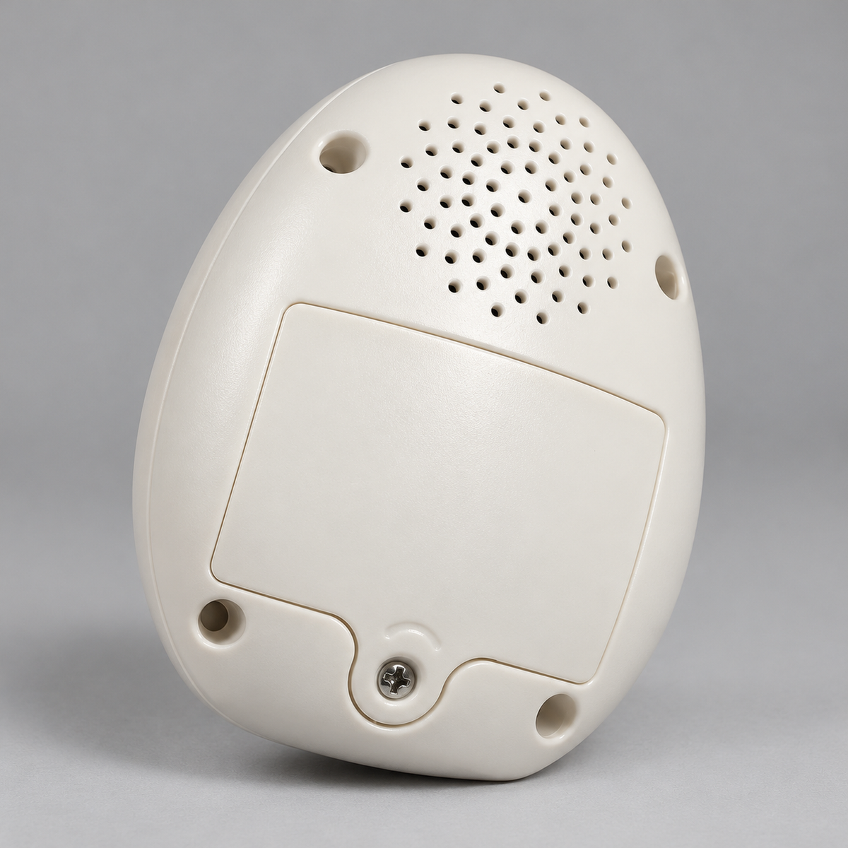 Rückseite der White Noise Maschine mit Lautsprecher und verschraubtem, kindersicherem Batteriefach