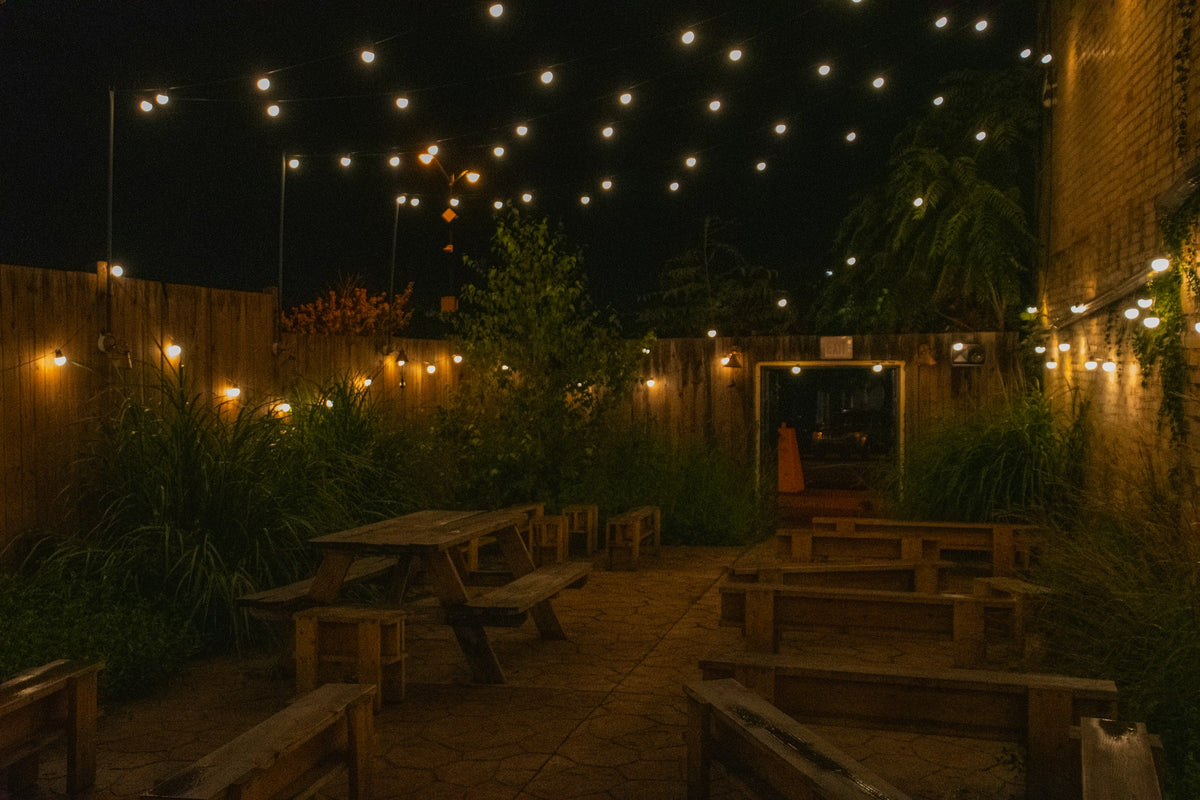Hangulatkép / Symbolbild – fényfüzér sörkertben éjjel / Lichterkette im Biergarten bei Nacht